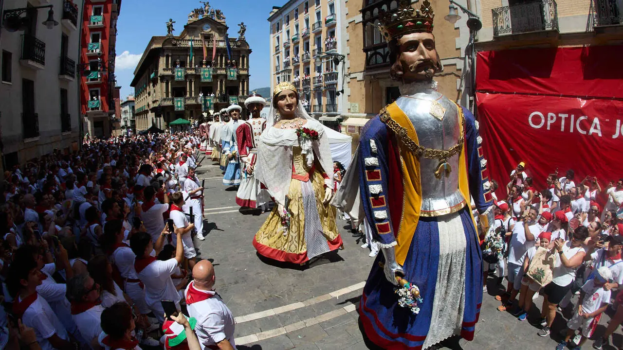 Despedida de la Comparsa de Gigantes y Cabezudos en la plaza del Ayuntamiento de Pamplona. I&Ntilde;IGO ALZUGARAY