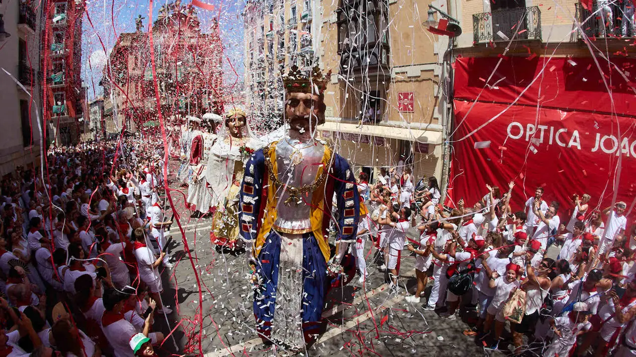 Despedida de la Comparsa de Gigantes y Cabezudos en la plaza del Ayuntamiento de Pamplona. I&Ntilde;IGO ALZUGARAY