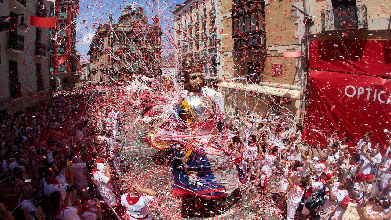Despedida de la Comparsa de Gigantes y Cabezudos en la plaza del Ayuntamiento de Pamplona. I&Ntilde;IGO ALZUGARAY