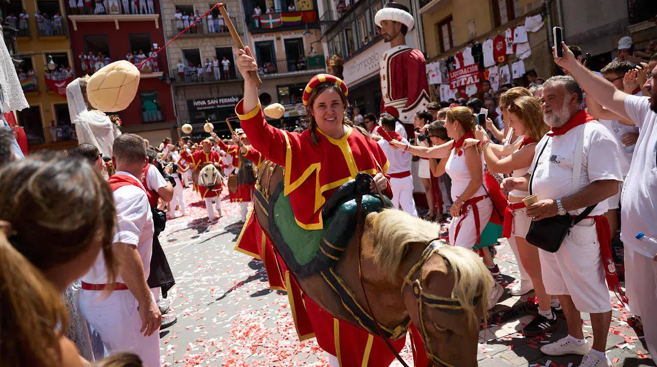 Despedida de la Comparsa de Gigantes y Cabezudos en la plaza del Ayuntamiento de Pamplona. I&Ntilde;IGO ALZUGARAY