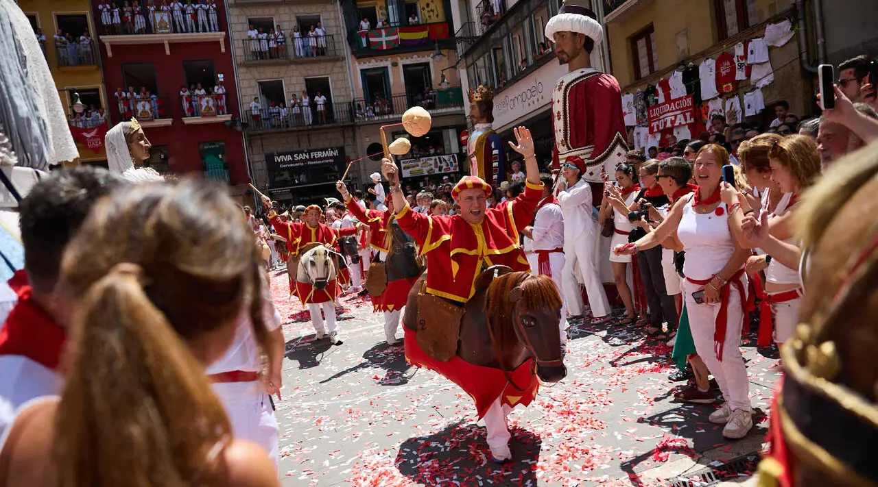 Despedida de la Comparsa de Gigantes y Cabezudos en la plaza del Ayuntamiento de Pamplona. I&Ntilde;IGO ALZUGARAY