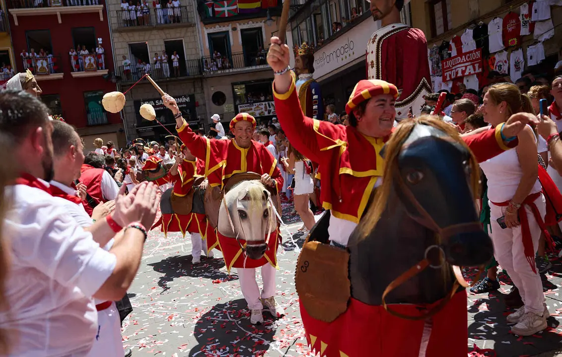 Despedida de la Comparsa de Gigantes y Cabezudos en la plaza del Ayuntamiento de Pamplona. I&Ntilde;IGO ALZUGARAY