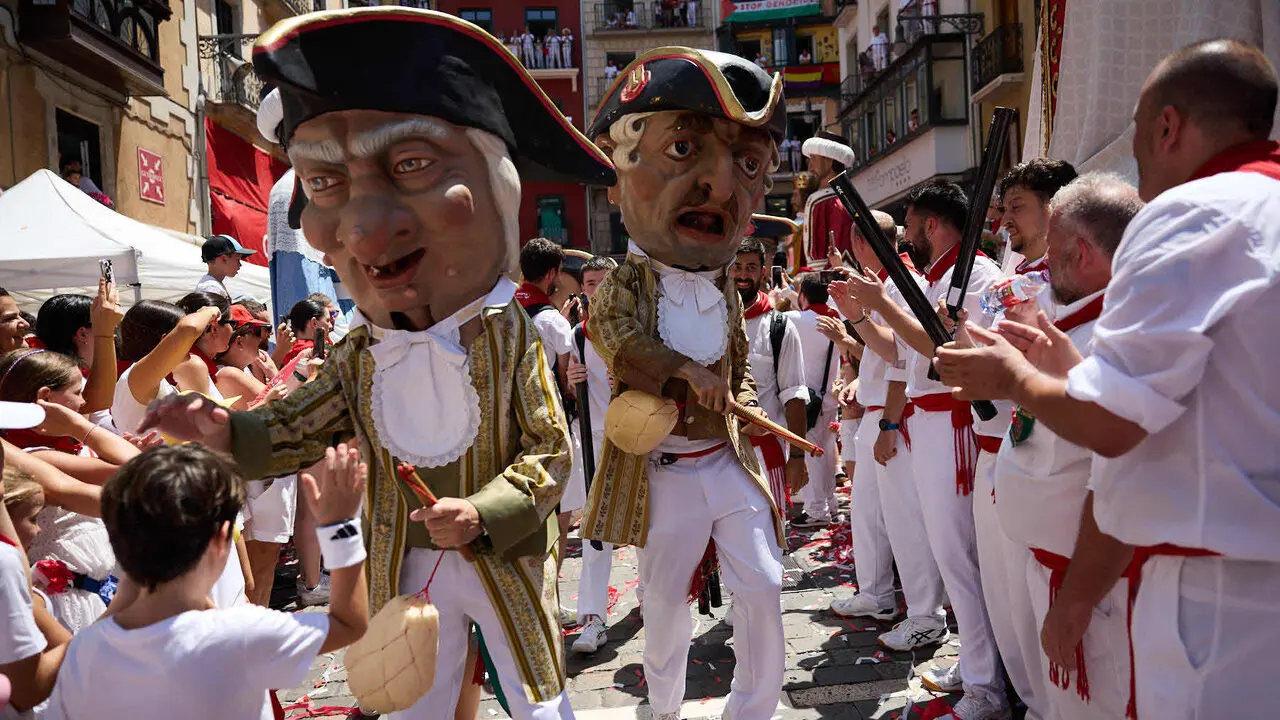 Despedida de la Comparsa de Gigantes y Cabezudos en la plaza del Ayuntamiento de Pamplona. I&Ntilde;IGO ALZUGARAY