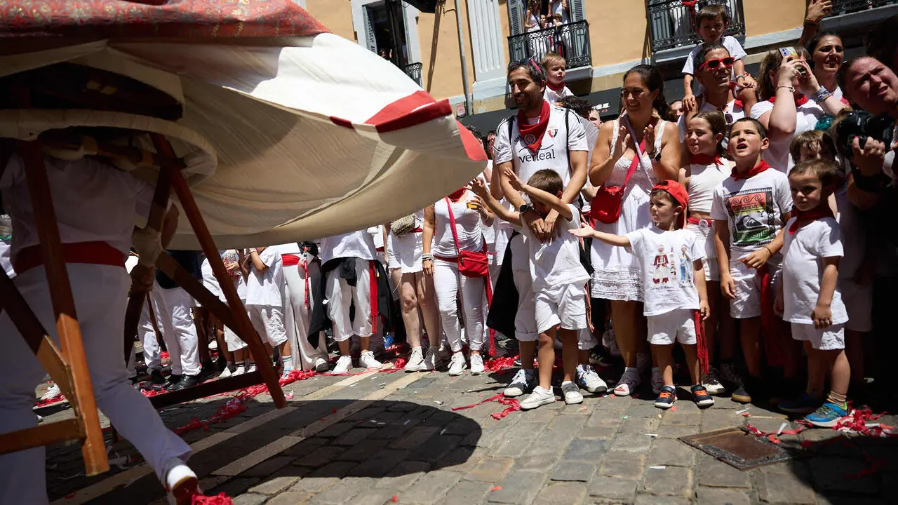 Despedida de la Comparsa de Gigantes y Cabezudos en la plaza del Ayuntamiento de Pamplona. I&Ntilde;IGO ALZUGARAY