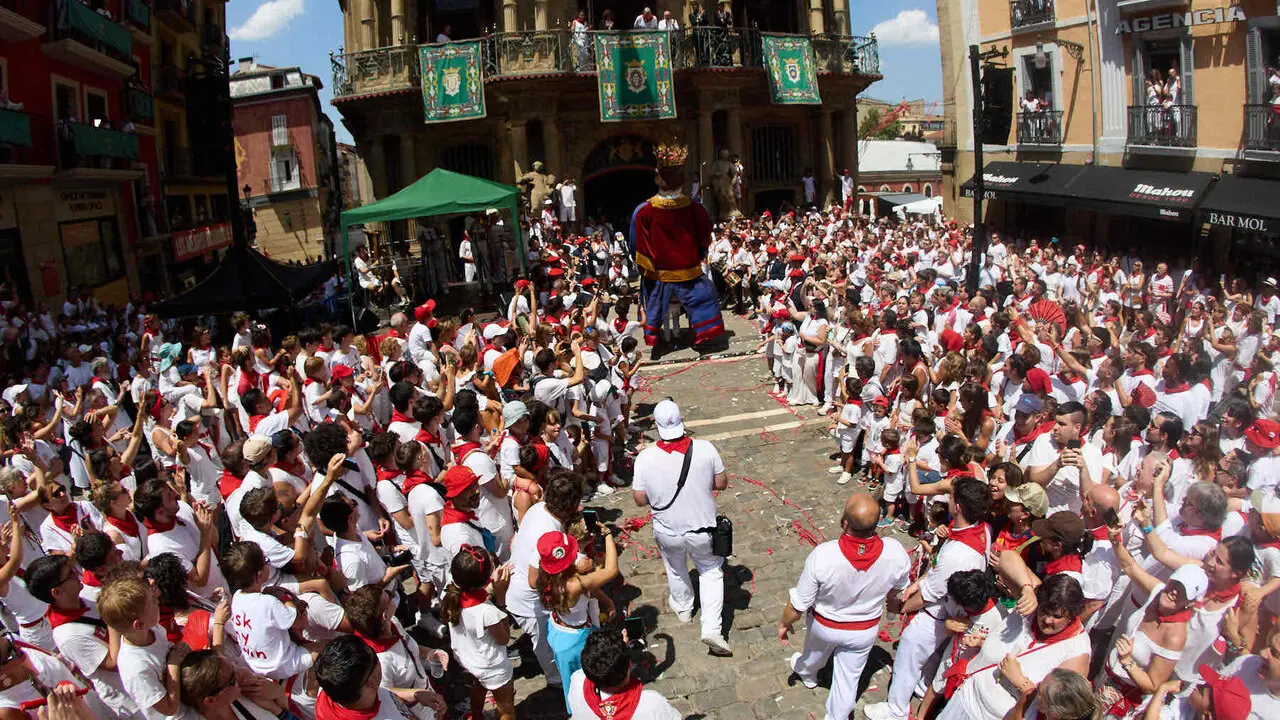 Despedida de la Comparsa de Gigantes y Cabezudos en la plaza del Ayuntamiento de Pamplona. I&Ntilde;IGO ALZUGARAY