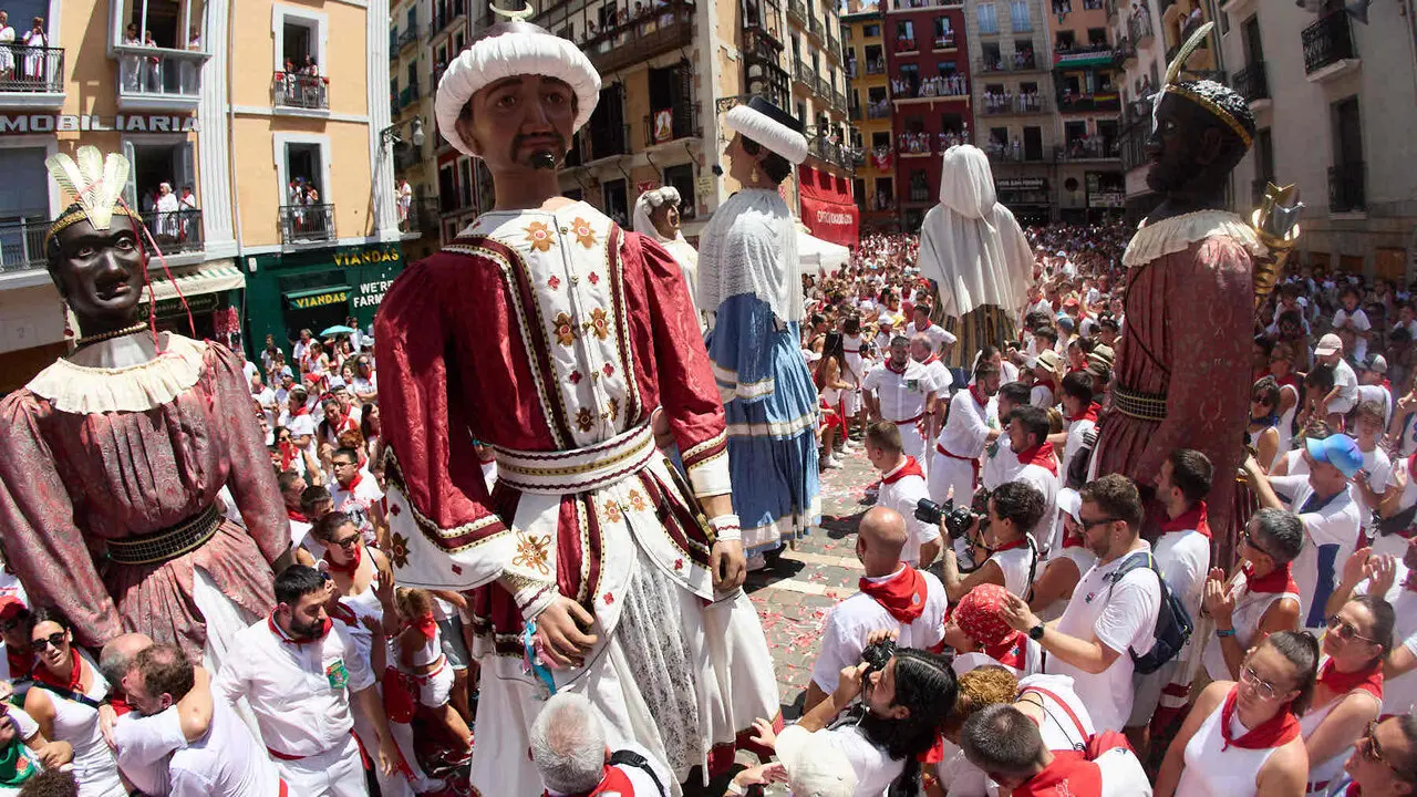 Despedida de la Comparsa de Gigantes y Cabezudos en la plaza del Ayuntamiento de Pamplona. I&Ntilde;IGO ALZUGARAY