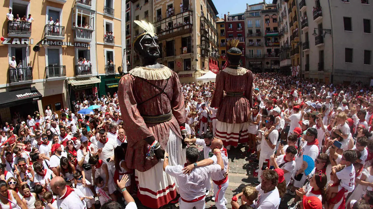 Despedida de la Comparsa de Gigantes y Cabezudos en la plaza del Ayuntamiento de Pamplona. I&Ntilde;IGO ALZUGARAY
