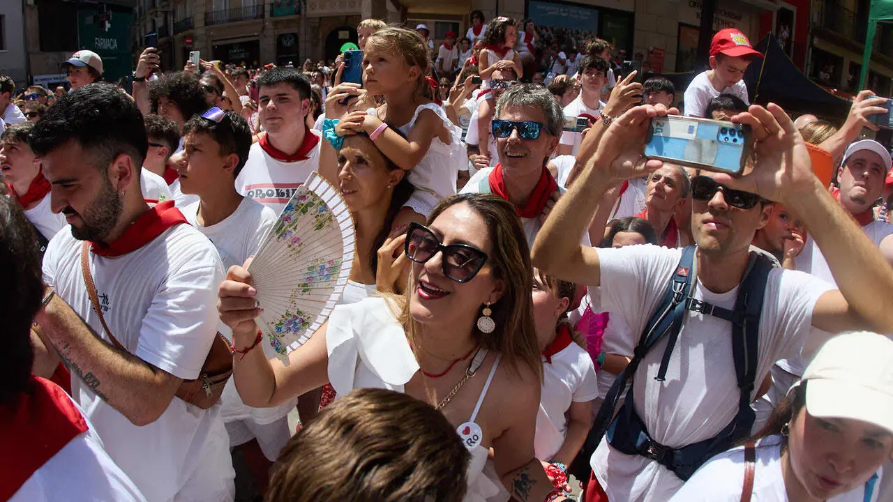 Despedida de la Comparsa de Gigantes y Cabezudos en la plaza del Ayuntamiento de Pamplona. I&Ntilde;IGO ALZUGARAY