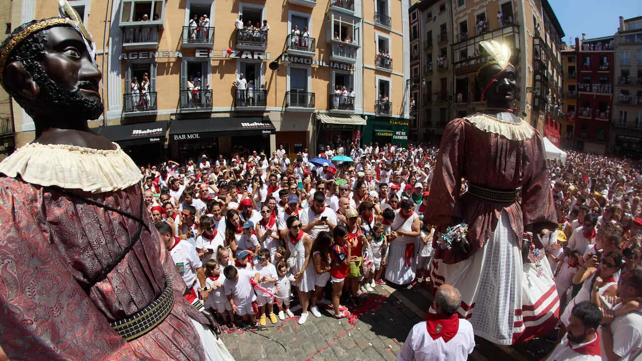 Despedida de la Comparsa de Gigantes y Cabezudos en la plaza del Ayuntamiento de Pamplona. I&Ntilde;IGO ALZUGARAY