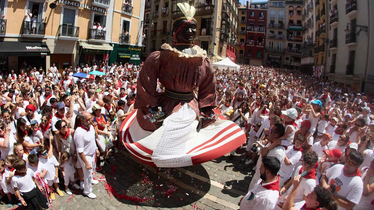 Despedida de la Comparsa de Gigantes y Cabezudos en la plaza del Ayuntamiento de Pamplona. I&Ntilde;IGO ALZUGARAY