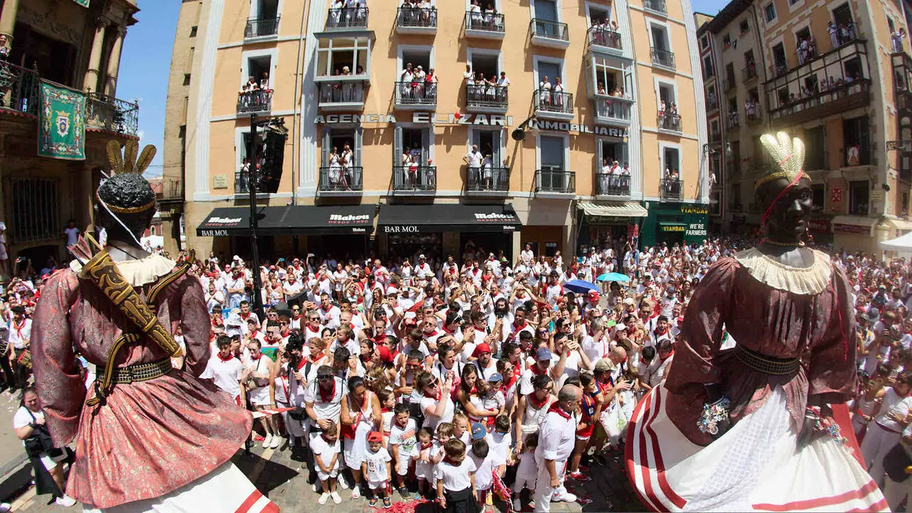 Despedida de la Comparsa de Gigantes y Cabezudos en la plaza del Ayuntamiento de Pamplona. I&Ntilde;IGO ALZUGARAY