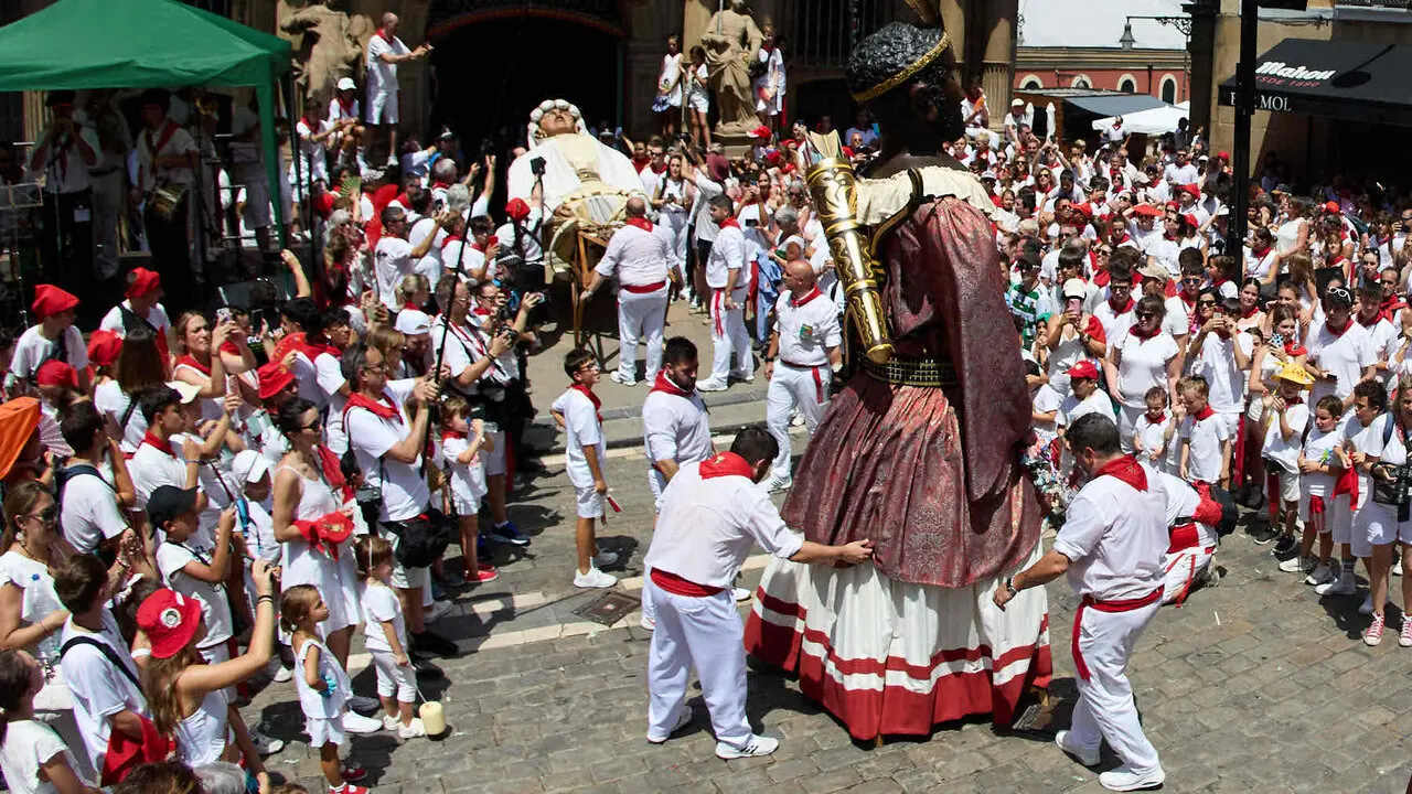 Despedida de la Comparsa de Gigantes y Cabezudos en la plaza del Ayuntamiento de Pamplona. I&Ntilde;IGO ALZUGARAY