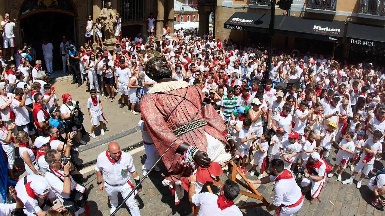Despedida de la Comparsa de Gigantes y Cabezudos en la plaza del Ayuntamiento de Pamplona. I&Ntilde;IGO ALZUGARAY