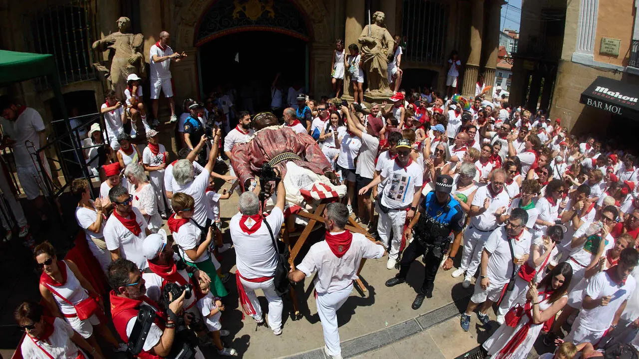 Despedida de la Comparsa de Gigantes y Cabezudos en la plaza del Ayuntamiento de Pamplona. I&Ntilde;IGO ALZUGARAY