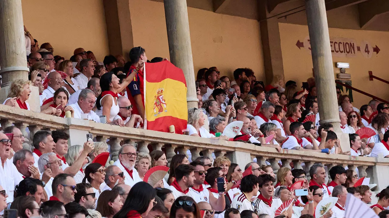 Los tendidos de la Plaza de Toros de Pamplona durante la octava y &uacute;ltima corrida de la Feria del Toro de San Ferm&iacute;n 2026. I&Ntilde;IGO ALZUGARAY
