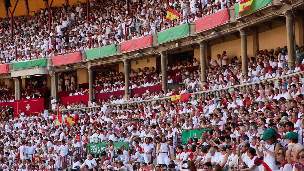 Los tendidos de la Plaza de Toros de Pamplona durante la octava y &uacute;ltima corrida de la Feria del Toro de San Ferm&iacute;n 2026. I&Ntilde;IGO ALZUGARAY