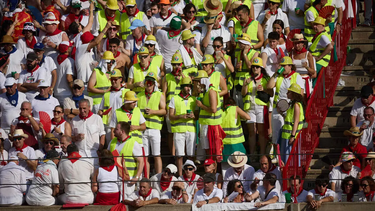 Los tendidos de la Plaza de Toros de Pamplona durante la octava y &uacute;ltima corrida de la Feria del Toro de San Ferm&iacute;n 2026. I&Ntilde;IGO ALZUGARAY