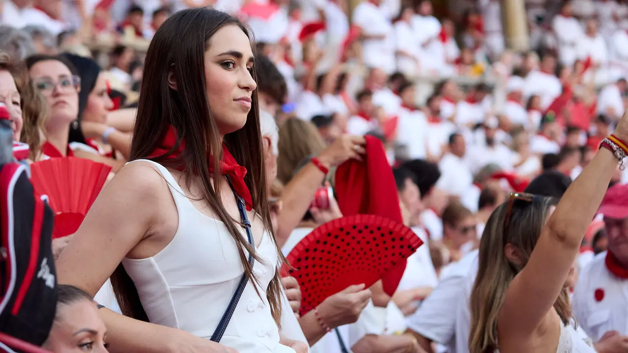 Los tendidos de la Plaza de Toros de Pamplona durante la octava y &uacute;ltima corrida de la Feria del Toro de San Ferm&iacute;n 2026. I&Ntilde;IGO ALZUGARAY