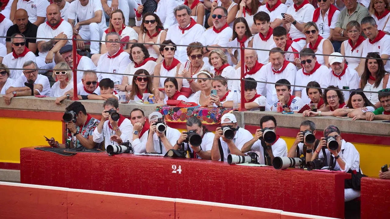 Los tendidos de la Plaza de Toros de Pamplona durante la octava y &uacute;ltima corrida de la Feria del Toro de San Ferm&iacute;n 2026. I&Ntilde;IGO ALZUGARAY