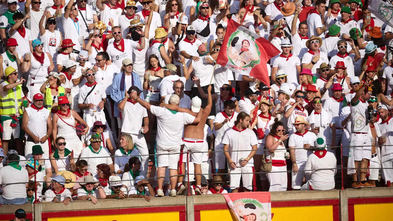 Los tendidos de la Plaza de Toros de Pamplona durante la octava y &uacute;ltima corrida de la Feria del Toro de San Ferm&iacute;n 2026. I&Ntilde;IGO ALZUGARAY