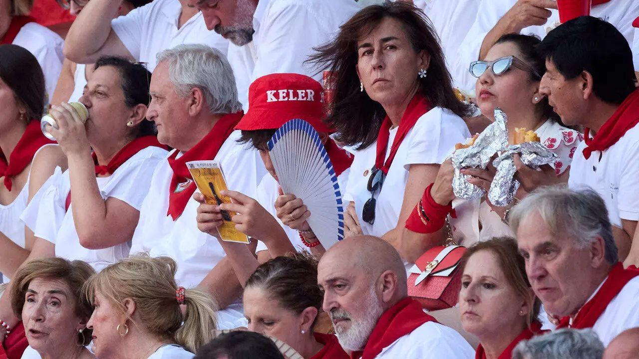Los tendidos de la Plaza de Toros de Pamplona durante la octava y &uacute;ltima corrida de la Feria del Toro de San Ferm&iacute;n 2026. I&Ntilde;IGO ALZUGARAY