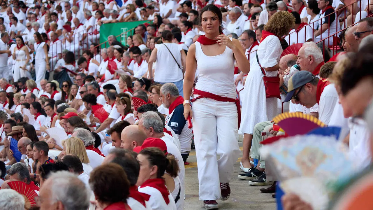 Los tendidos de la Plaza de Toros de Pamplona durante la octava y &uacute;ltima corrida de la Feria del Toro de San Ferm&iacute;n 2026. I&Ntilde;IGO ALZUGARAY