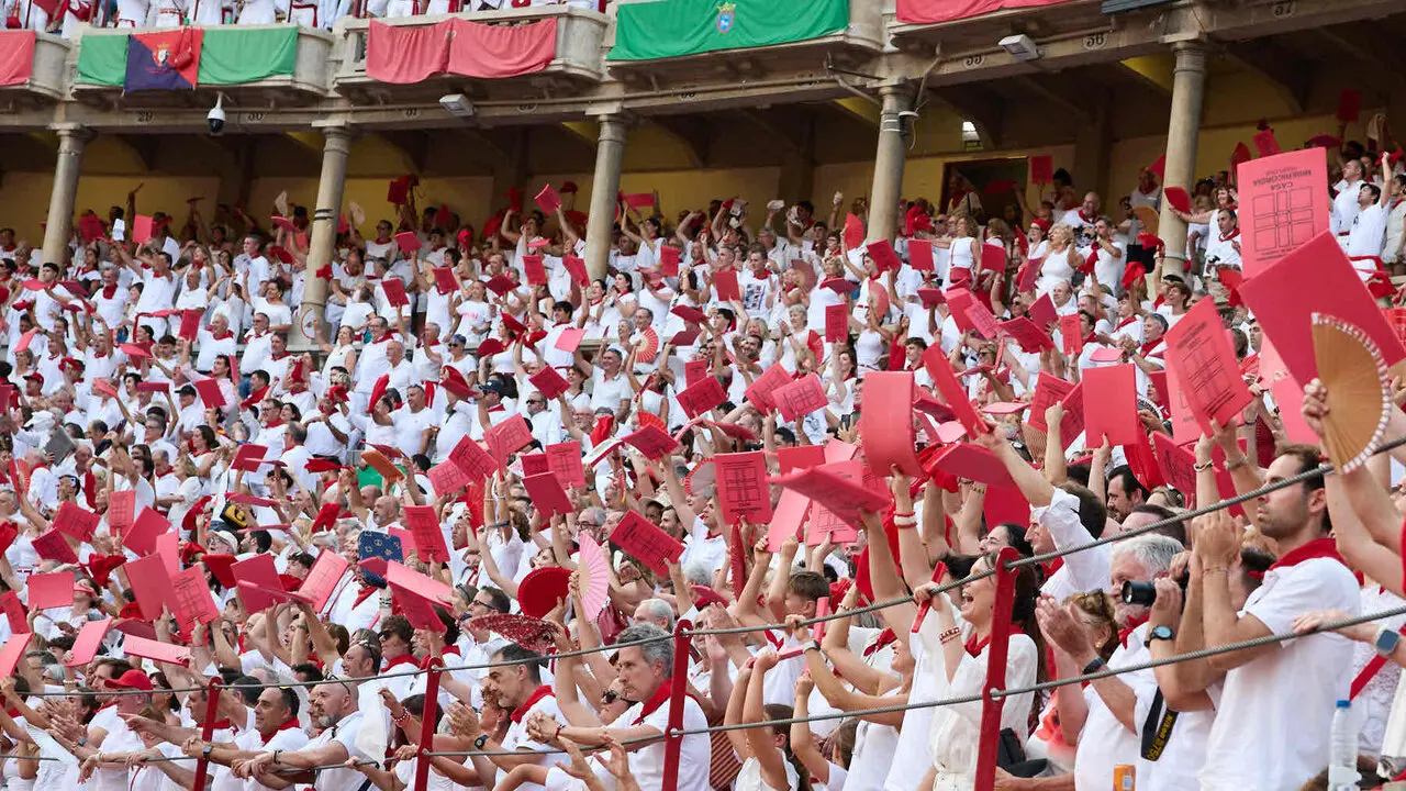 Los tendidos de la Plaza de Toros de Pamplona durante la octava y &uacute;ltima corrida de la Feria del Toro de San Ferm&iacute;n 2026. I&Ntilde;IGO ALZUGARAY