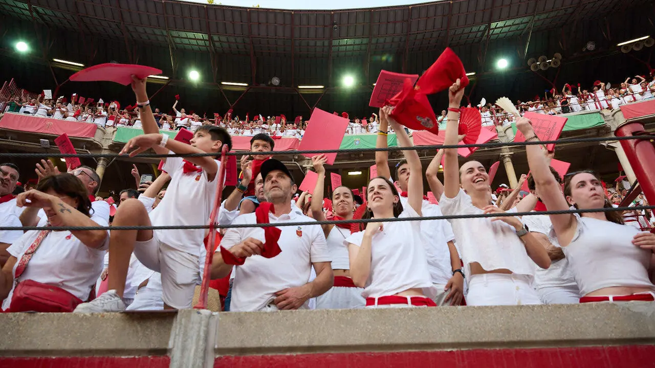Los tendidos de la Plaza de Toros de Pamplona durante la octava y &uacute;ltima corrida de la Feria del Toro de San Ferm&iacute;n 2026. I&Ntilde;IGO ALZUGARAY