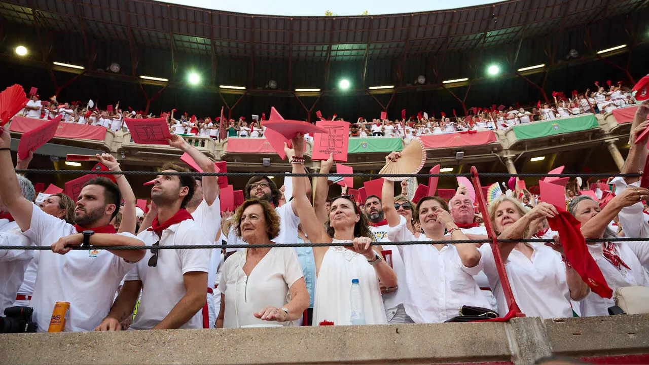 Los tendidos de la Plaza de Toros de Pamplona durante la octava y &uacute;ltima corrida de la Feria del Toro de San Ferm&iacute;n 2026. I&Ntilde;IGO ALZUGARAY