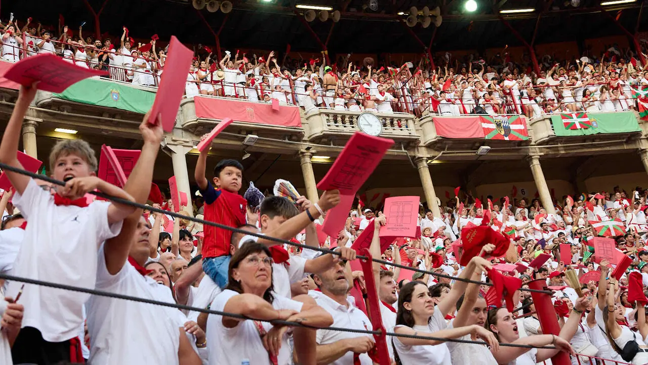 Los tendidos de la Plaza de Toros de Pamplona durante la octava y &uacute;ltima corrida de la Feria del Toro de San Ferm&iacute;n 2026. I&Ntilde;IGO ALZUGARAY