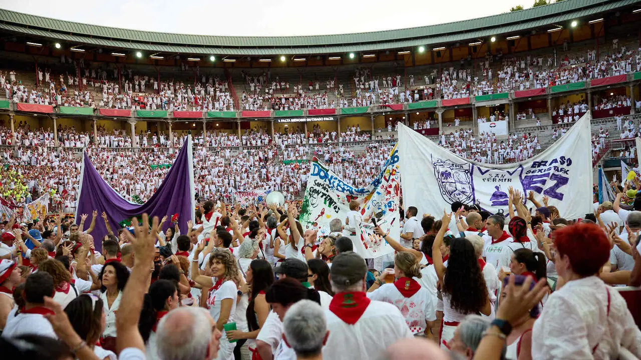 Despedida de las pe&ntilde;as en la Plaza de Toros de Pamplona en el &uacute;ltimo d&iacute;a de las fiestas de San Ferm&iacute;n de 2026. I&Ntilde;IGO ALZUGARAY