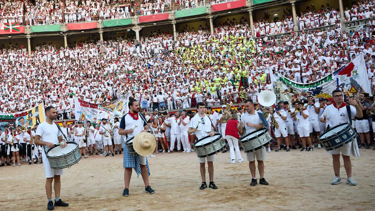 Despedida de las pe&ntilde;as en la Plaza de Toros de Pamplona en el &uacute;ltimo d&iacute;a de las fiestas de San Ferm&iacute;n de 2026. I&Ntilde;IGO ALZUGARAY