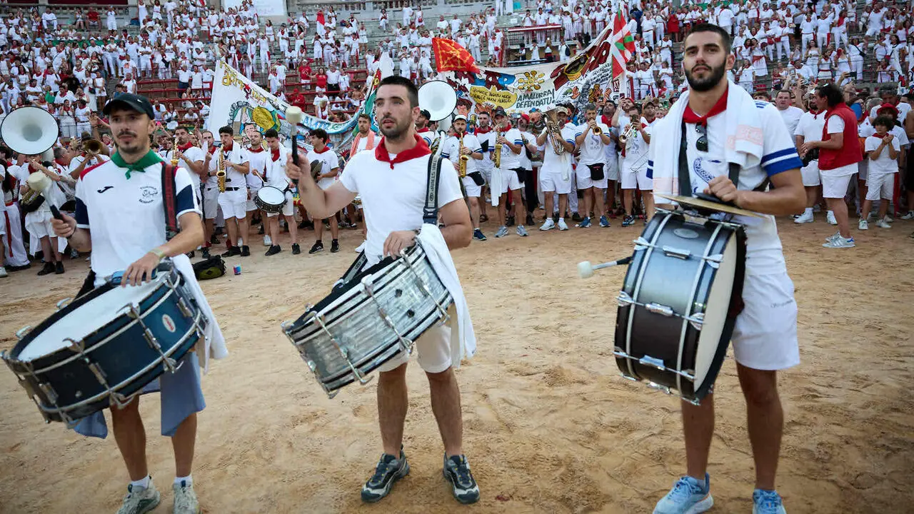 Despedida de las pe&ntilde;as en la Plaza de Toros de Pamplona en el &uacute;ltimo d&iacute;a de las fiestas de San Ferm&iacute;n de 2026. I&Ntilde;IGO ALZUGARAY