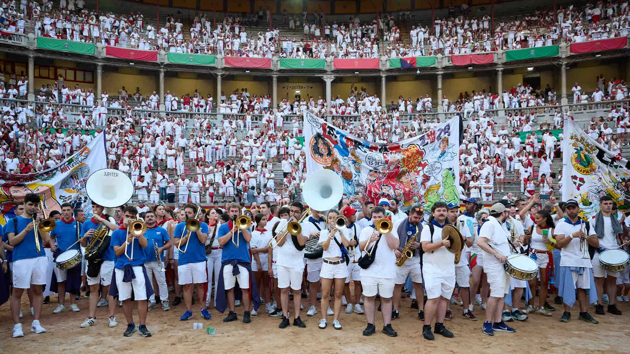Despedida de las pe&ntilde;as en la Plaza de Toros de Pamplona en el &uacute;ltimo d&iacute;a de las fiestas de San Ferm&iacute;n de 2026. I&Ntilde;IGO ALZUGARAY