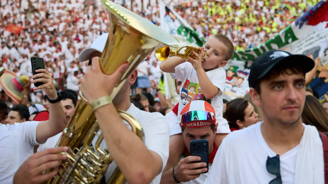 Despedida de las pe&ntilde;as en la Plaza de Toros de Pamplona en el &uacute;ltimo d&iacute;a de las fiestas de San Ferm&iacute;n de 2026. I&Ntilde;IGO ALZUGARAY
