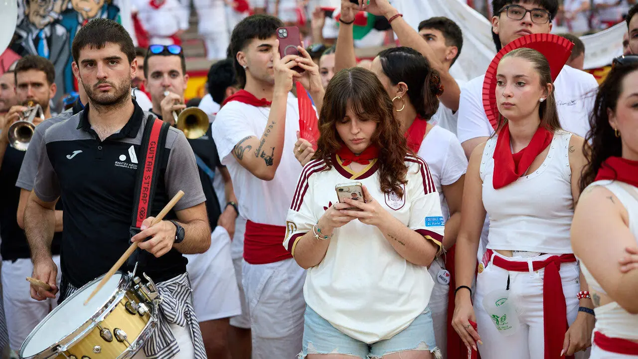 Despedida de las pe&ntilde;as en la Plaza de Toros de Pamplona en el &uacute;ltimo d&iacute;a de las fiestas de San Ferm&iacute;n de 2026. I&Ntilde;IGO ALZUGARAY