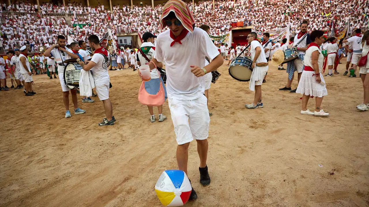 Despedida de las pe&ntilde;as en la Plaza de Toros de Pamplona en el &uacute;ltimo d&iacute;a de las fiestas de San Ferm&iacute;n de 2026. I&Ntilde;IGO ALZUGARAY