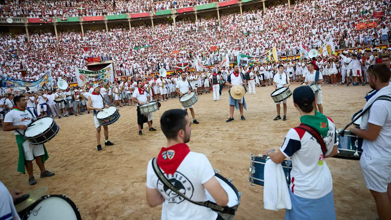 Despedida de las pe&ntilde;as en la Plaza de Toros de Pamplona en el &uacute;ltimo d&iacute;a de las fiestas de San Ferm&iacute;n de 2026. I&Ntilde;IGO ALZUGARAY