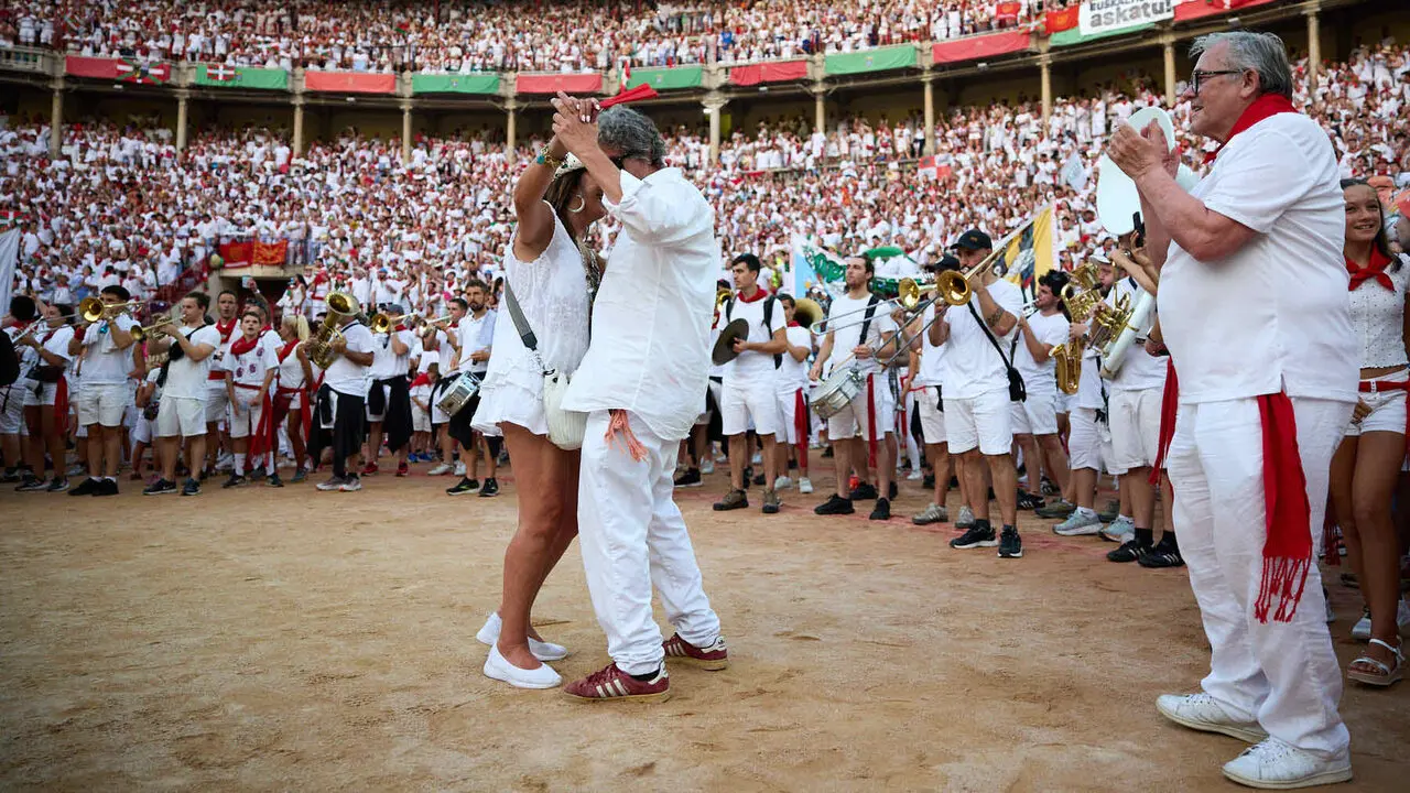 Despedida de las pe&ntilde;as en la Plaza de Toros de Pamplona en el &uacute;ltimo d&iacute;a de las fiestas de San Ferm&iacute;n de 2026. I&Ntilde;IGO ALZUGARAY