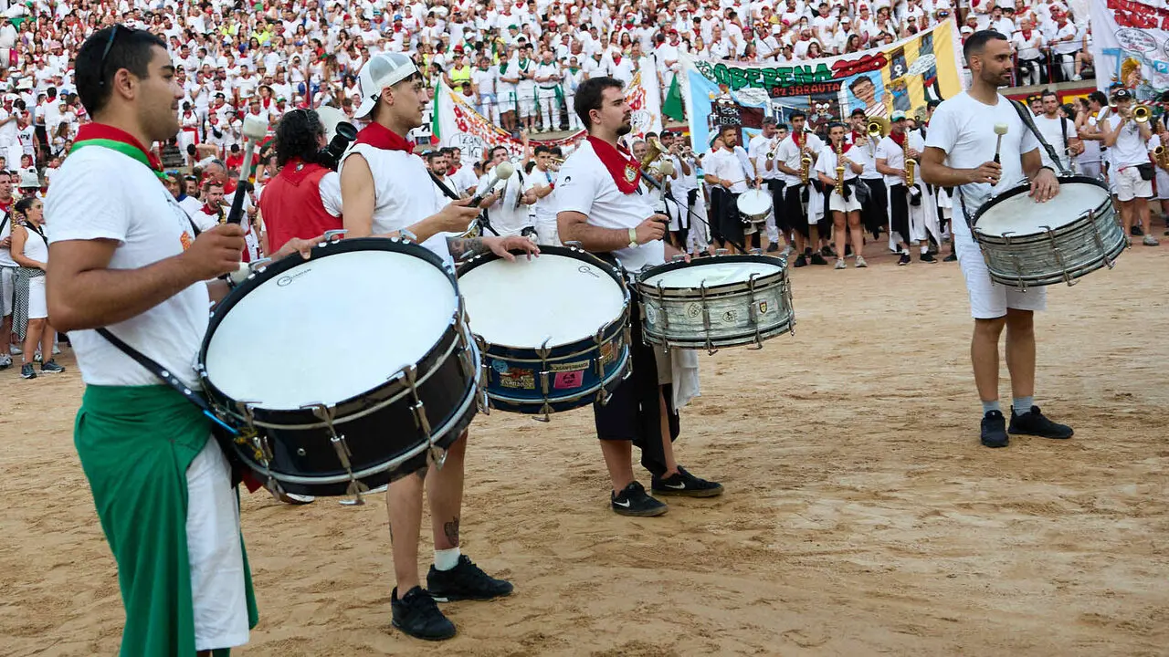 Despedida de las pe&ntilde;as en la Plaza de Toros de Pamplona en el &uacute;ltimo d&iacute;a de las fiestas de San Ferm&iacute;n de 2026. I&Ntilde;IGO ALZUGARAY