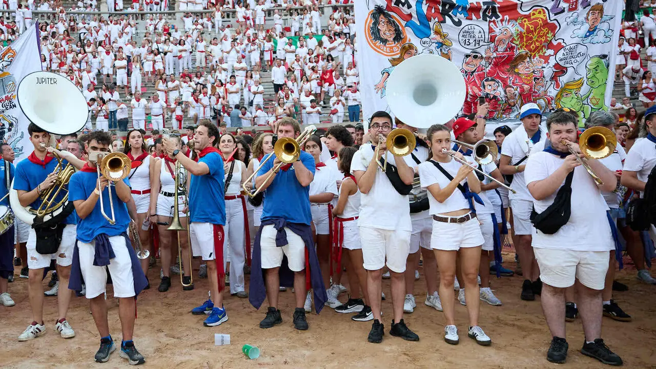Despedida de las pe&ntilde;as en la Plaza de Toros de Pamplona en el &uacute;ltimo d&iacute;a de las fiestas de San Ferm&iacute;n de 2026. I&Ntilde;IGO ALZUGARAY