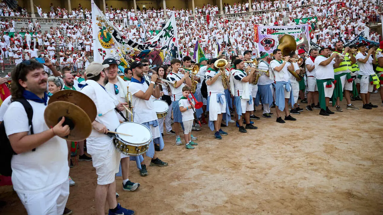 Despedida de las pe&ntilde;as en la Plaza de Toros de Pamplona en el &uacute;ltimo d&iacute;a de las fiestas de San Ferm&iacute;n de 2026. I&Ntilde;IGO ALZUGARAY