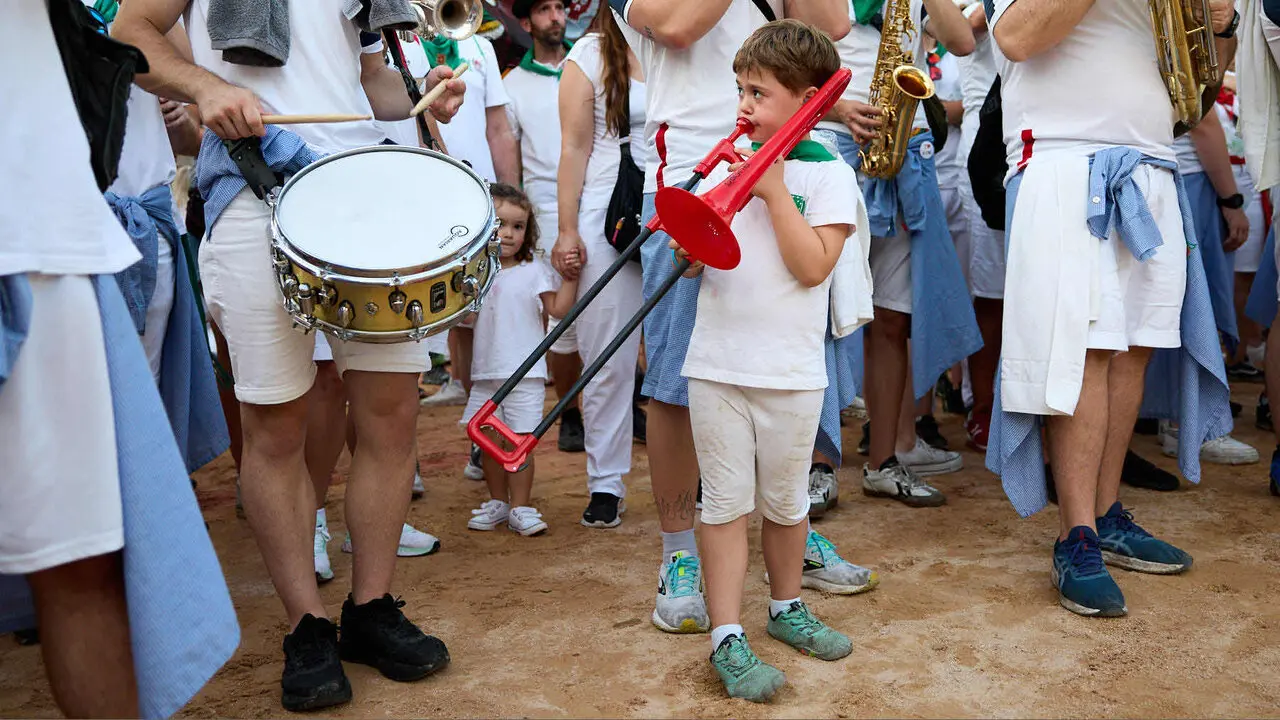Despedida de las pe&ntilde;as en la Plaza de Toros de Pamplona en el &uacute;ltimo d&iacute;a de las fiestas de San Ferm&iacute;n de 2026. I&Ntilde;IGO ALZUGARAY