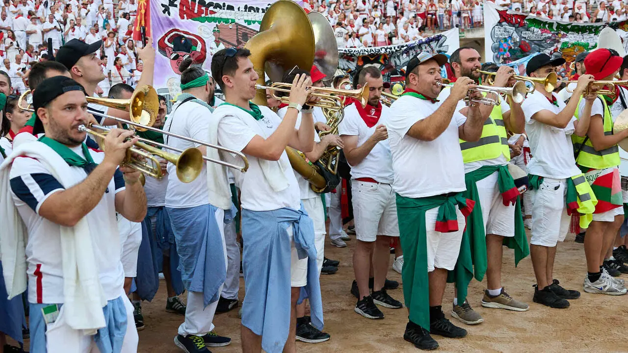 Despedida de las pe&ntilde;as en la Plaza de Toros de Pamplona en el &uacute;ltimo d&iacute;a de las fiestas de San Ferm&iacute;n de 2026. I&Ntilde;IGO ALZUGARAY