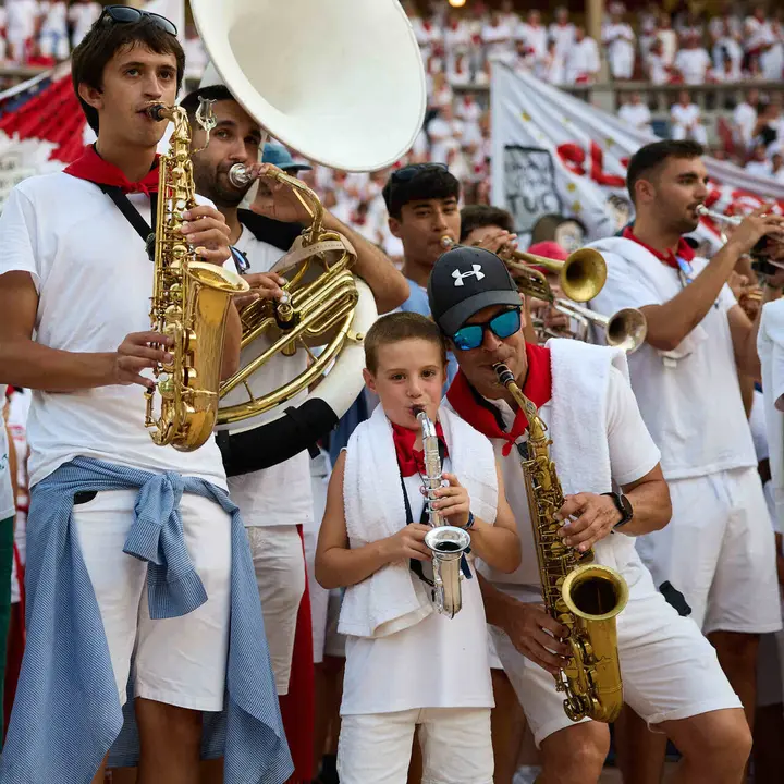 Despedida de las pe&ntilde;as en la Plaza de Toros de Pamplona en el &uacute;ltimo d&iacute;a de las fiestas de San Ferm&iacute;n de 2026. I&Ntilde;IGO ALZUGARAY