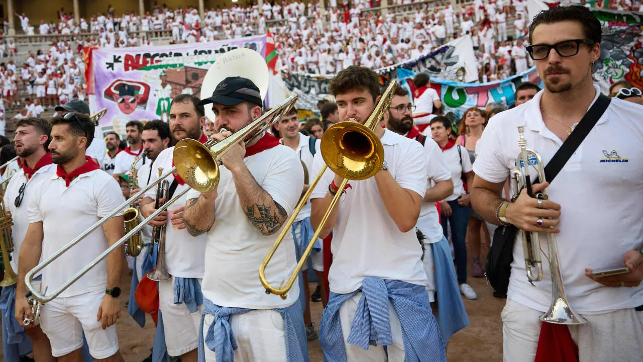 Despedida de las pe&ntilde;as en la Plaza de Toros de Pamplona en el &uacute;ltimo d&iacute;a de las fiestas de San Ferm&iacute;n de 2026. I&Ntilde;IGO ALZUGARAY