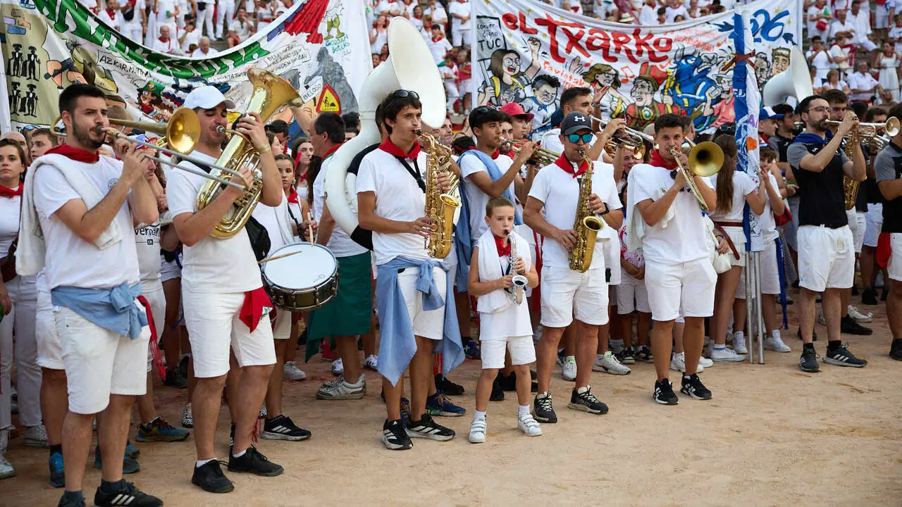 Despedida de las pe&ntilde;as en la Plaza de Toros de Pamplona en el &uacute;ltimo d&iacute;a de las fiestas de San Ferm&iacute;n de 2026. I&Ntilde;IGO ALZUGARAY