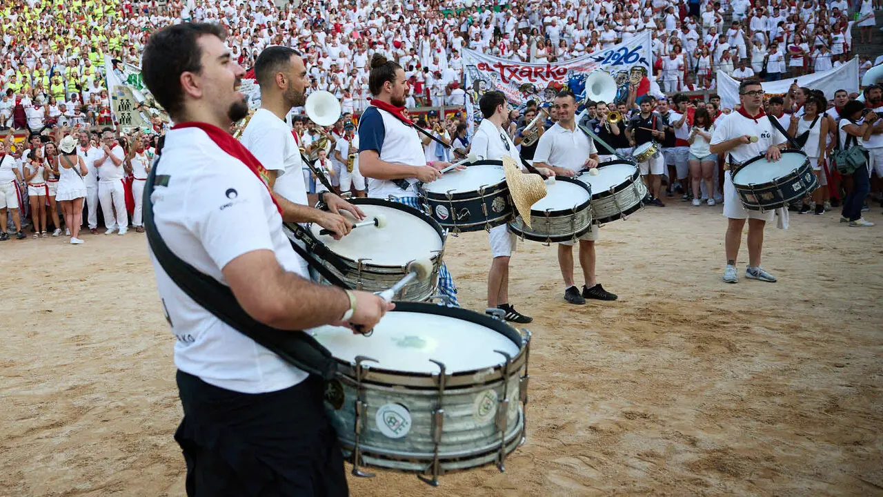 Despedida de las pe&ntilde;as en la Plaza de Toros de Pamplona en el &uacute;ltimo d&iacute;a de las fiestas de San Ferm&iacute;n de 2026. I&Ntilde;IGO ALZUGARAY