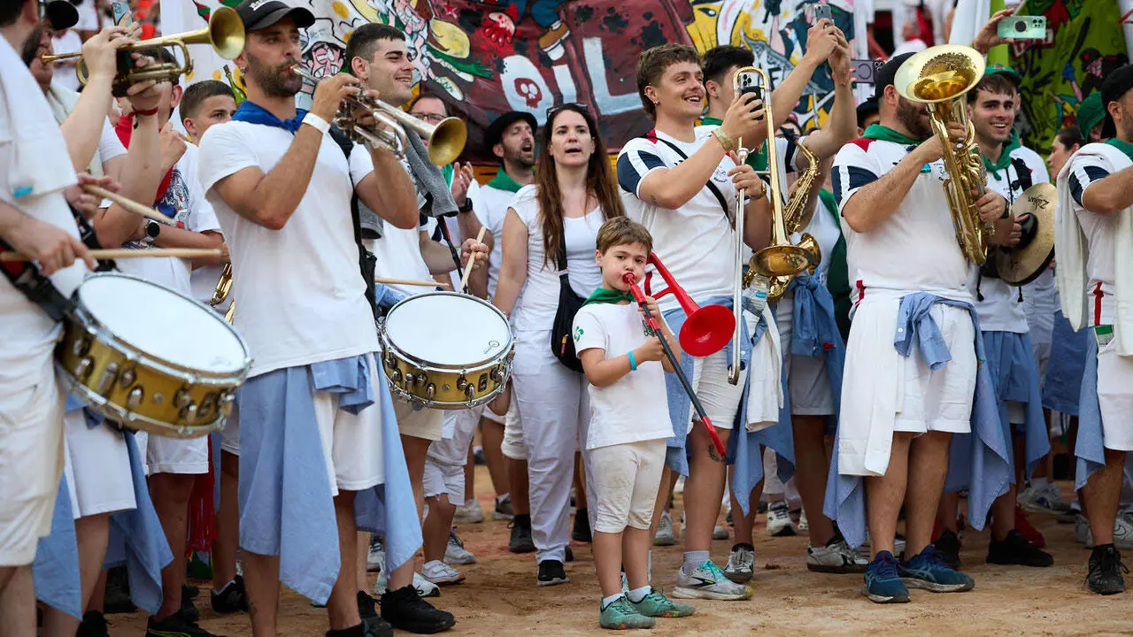 Despedida de las pe&ntilde;as en la Plaza de Toros de Pamplona en el &uacute;ltimo d&iacute;a de las fiestas de San Ferm&iacute;n de 2026. I&Ntilde;IGO ALZUGARAY