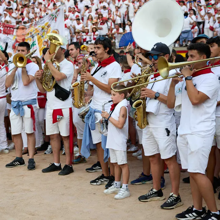Despedida de las pe&ntilde;as en la Plaza de Toros de Pamplona en el &uacute;ltimo d&iacute;a de las fiestas de San Ferm&iacute;n de 2026. I&Ntilde;IGO ALZUGARAY
